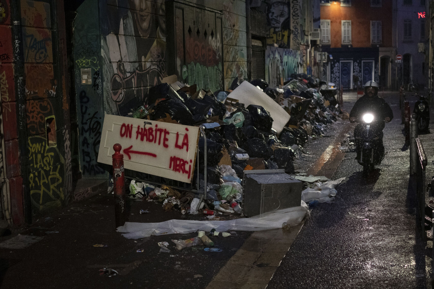 APTOPIX France Trash Strike